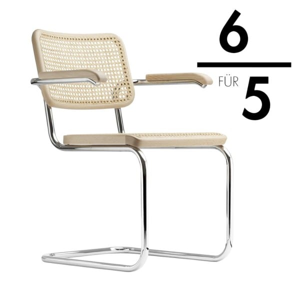 Auf einen Blick THONET Armlehnenstuhl freischwingend S 64 V  Holzrahmen und Armauflagen Buche natur (TP 17) Sitz-Rohrgeflecht mit Verstärkungsgewebe Freischwinger-Gestell Stahlrohr verchromt  Im Standard ohne Gleiter (nur für Teppichböden) Weitere Beiztöne für den Rahmen und Gestellfarben auf Anfrage Sitzhöhe 46 cm Gesamthöhe 80 cm Breite 58 cm Tiefe 62 cm Gewicht 7