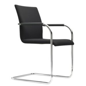 Auf einen Blick THONET S 55 PF Evo Konferenzstuhl mit Armlehnen Freischwinger Gestell chrom Armlehnen Elastomerkunststoff schwarz Schale Formsperrholz voll umpolstert Polsterauflage aus Polyetherschaumstoff Bezug Sitz: Step von Gabriel - schwarz 60999 - 100% Trevira CS (Polyester) Im Standard ohne Gleiter  Weitere Farben und Ausführungen auf Anfrage  Sitzhöhe 47 cm Gesamthöhe 87 cm Höhe Armlehnen 66