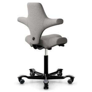 ALLGEMEIN Ergonomischer Design-Bürostuhl mit Sattelsitz  Sattelform:  Der Sitz des Capiscos ermöglicht eine Vielzahl von Sitzpositionen: Nach vorne