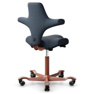 ALLGEMEIN Ergonomischer Design-Bürostuhl mit Sattelsitz  Sattelform:  Der Sitz des Capiscos ermöglicht eine Vielzahl von Sitzpositionen: Nach vorne