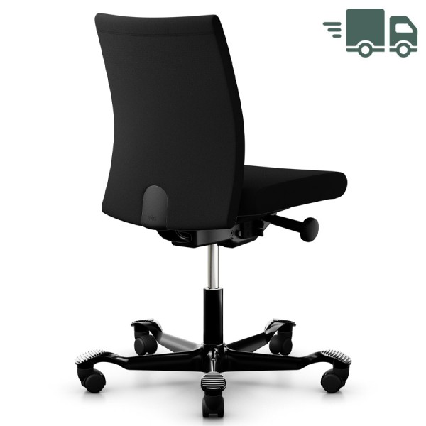 Auf einen Blick HAG Creed 6004 Bürostuhl mittelhohe Polsterrückenlehne Rückenlehne vollständig bezogen (Vorder- und Rückseite) Bezugsstoff Xtreme schwarz (100% recyceltes Polyester FR) BalancedMovement Mechanik (freifließender Bewegungsablauf nach hinten) Gasfeder 200 mm mit  Sitzhöhe 455  mm  - 635 mm (empfohlen für Menschen über 165 cm Körpgergröße) Sitztiefenverstellung Einstellung des Neigungswiderstandes (vor- und rückwärtig) Rückenlehnenhöhe verstellbar Individuelle Einstellung der Rückenlehne Aluminiumfußkreuz in Schwarz Fußkreuz mit anatomisch geformten Auflageflächen Weitere Farben-Varianten auf Anfrage Weiche Universalrollen Umweltfreundlicher Bürostuhl mit dem RWH  Green-Label  (besitzt "Level" ® oder "EU Ecolabel" Umwelt- Zertifizierung) Herstellergarantie: 10 Jahre Der HAG Creed ist die Neuheit des skandinavischen Herstellers Flokk. Scho...