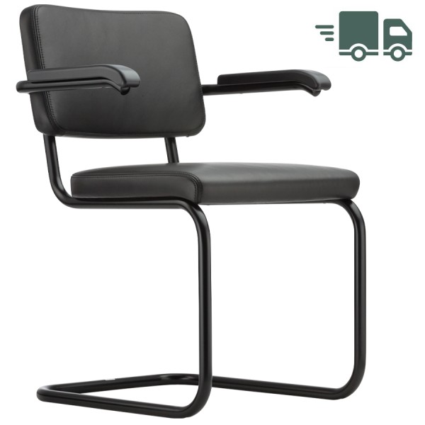 Auf einen Blick THONET Stahlrohr-Freischwinger S 64 PV Vollpolster  Sitz und Rücken Formsperrholz mit Vollpolster  Bezugstoff Sitz- und Rücken: Pure Materials Nappa Naturleder schwarz (500/701) Armauflagen Buche gebeizt schwarz Freischwinger-Gestell Stahlrohr schwarz lackiert Inklusive Universalgleiter schwarz Mit Kappnaht in Basaltgrau Weitere Gestellfarben sowie Lederarten u. Farben auf Anfrage Sitzhöhe 46 cm Gesamthöhe 80 cm Breite 58 cm Tiefe 62 cm Gewicht 8