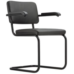 Auf einen Blick THONET Stahlrohr-Freischwinger S 64 PV Vollpolster  Sitz und Rücken Formsperrholz mit Vollpolster  Bezugstoff Sitz- und Rücken: Pure Materials Nappa Naturleder schwarz (500/701) Armauflagen Buche gebeizt schwarz Freischwinger-Gestell Stahlrohr schwarz lackiert Inklusive Universalgleiter schwarz Im Standard mit Kappnaht (siehe Bildergalerie) Weitere Gestellfarben sowie Lederarten u. Farben auf Anfrage Sitzhöhe 46 cm Gesamthöhe 80 cm Breite 58 cm Tiefe 62 cm Gewicht 8