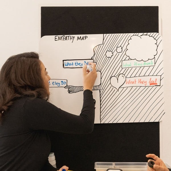 Auf einen Blick Interstuhl WHAT IF WE FLY Flychart L - Whiteboard Tafel WT 901 mit Klett Ideal in Kombination mit Teamshelf und Taskboard Anbringung mit Klett Magnetisch und beschreibbar Ohne Kante Breite: 50 cm Höhe: 70 cm Tiefe: 1 cm Whiteboard