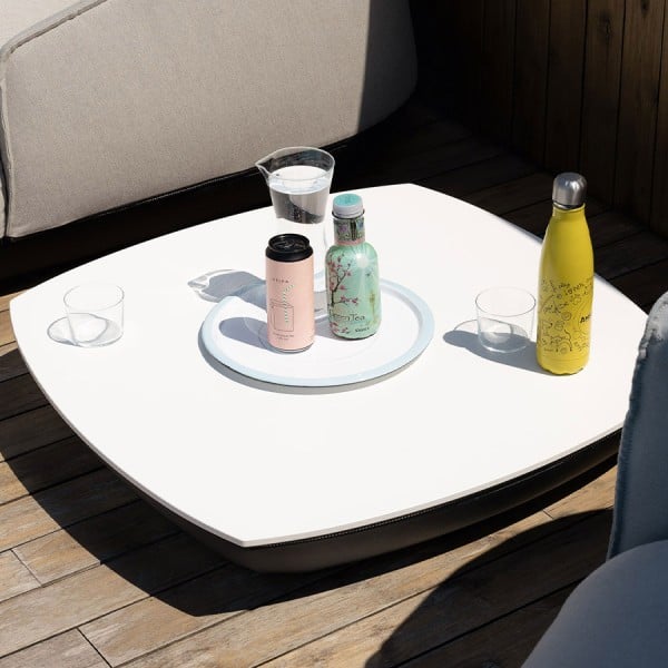 Auf einen Blick Design Outdoor Garten niedriger Beistelltisch von Kristalia Bezug aus Outdoor-Stoff Sunbrella® Hertiage: fleckenresistent