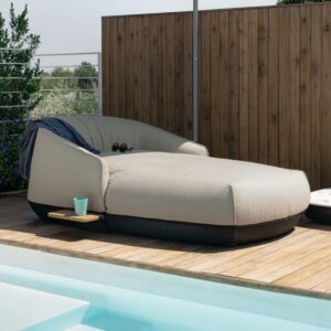 Auf einen Blick Design Outdoor Gartenliege Brioni Lounger von Kristalia Bezug aus Outdoor-Stoff Sunbrella® Hertiage: fleckenresistent