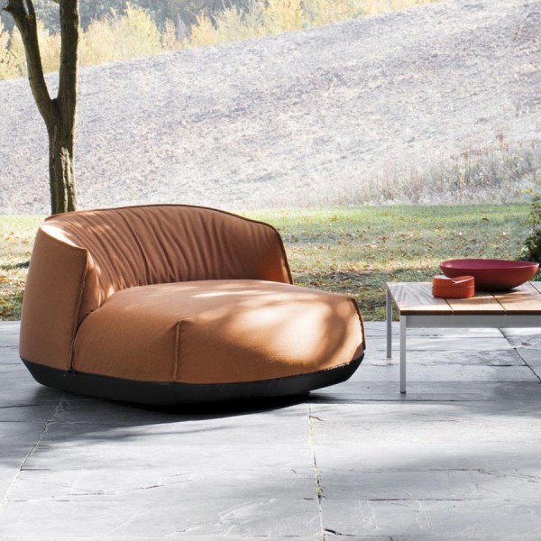 Auf einen Blick Design Outdoor Garten Loungesessel groß Brioni von Kristalia Bezug aus Outdoor-Stoff Sunbrella® Hertiage: fleckenresistent