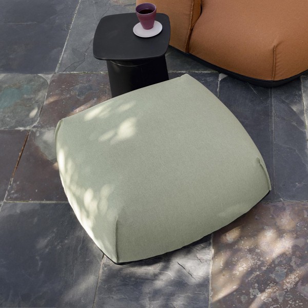 Auf einen Blick Design O utdoor Garten Pouf Brioni (groß) von Kristalia Bezug aus Outdoor-Stoff Sunbrella® Hertiage: fleckenresistent