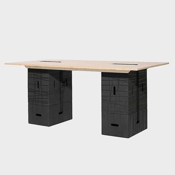 Auf einen Blick Wp Xbrick Zubehör: X-Table Enthalten: 1x Tischplatte aus Fichtenholz Breite: 1800 cm Tiefe: 900 cm Höhe: 69 cm Wir bieten ihnen hier die Tischplatte X-Table aus Fichtenholz (ohne Xbricks) an. Der Tisch in Kombination mit Xbrick und X-belt ist im Handumdrehen auf- und wieder abgebaut – einfach aufbauen und zusammensetzen und so zahlreiche Variationen schaffen. Mit dem X-table und mehreren Xbrick als Tischbein lassen sich unterschiedlich hohe Tische zusammenstellen. Am Tisch finden große Gruppen Platz und das im Stehen oder Sitzen. Der Tisch in der Standard Höhe von 770mm wird aufgebaut mit drei Xbricks auf jeder Seite