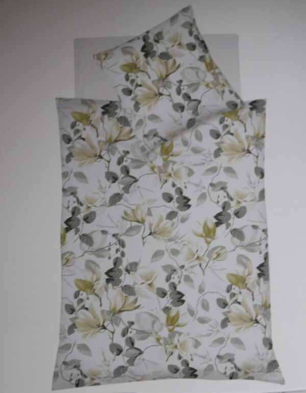 Fleuresse Mako-Satin Bettwäsche 135x200 Magnolie Blumen gelb grau 114155-13 EAN:4043202608434