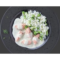 Wildlachsstücke in Dillrahmsauce mit Reis und Broccoli